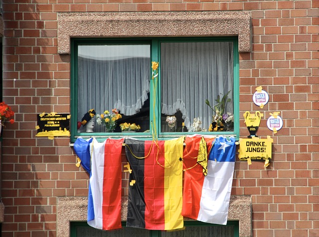 也一丝不苟 也一丝不苟